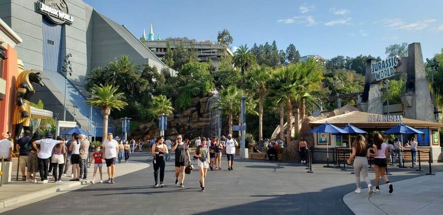 Crowds At Lower Lot On A Monday At The Universal Studios Hollywood