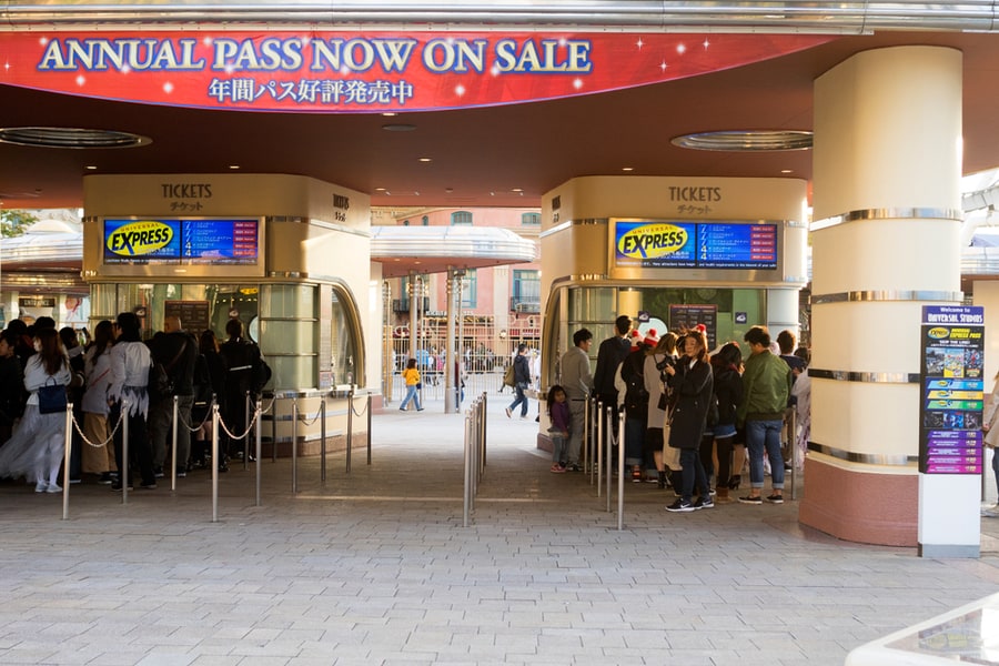 Tourists Are Joining In Order To Buy Express Tickets To Visit The Famous Theme Park, Universal Studios