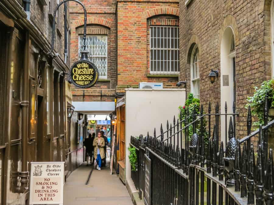 Ye Olde Cheshire Cheese, Old Pub In London